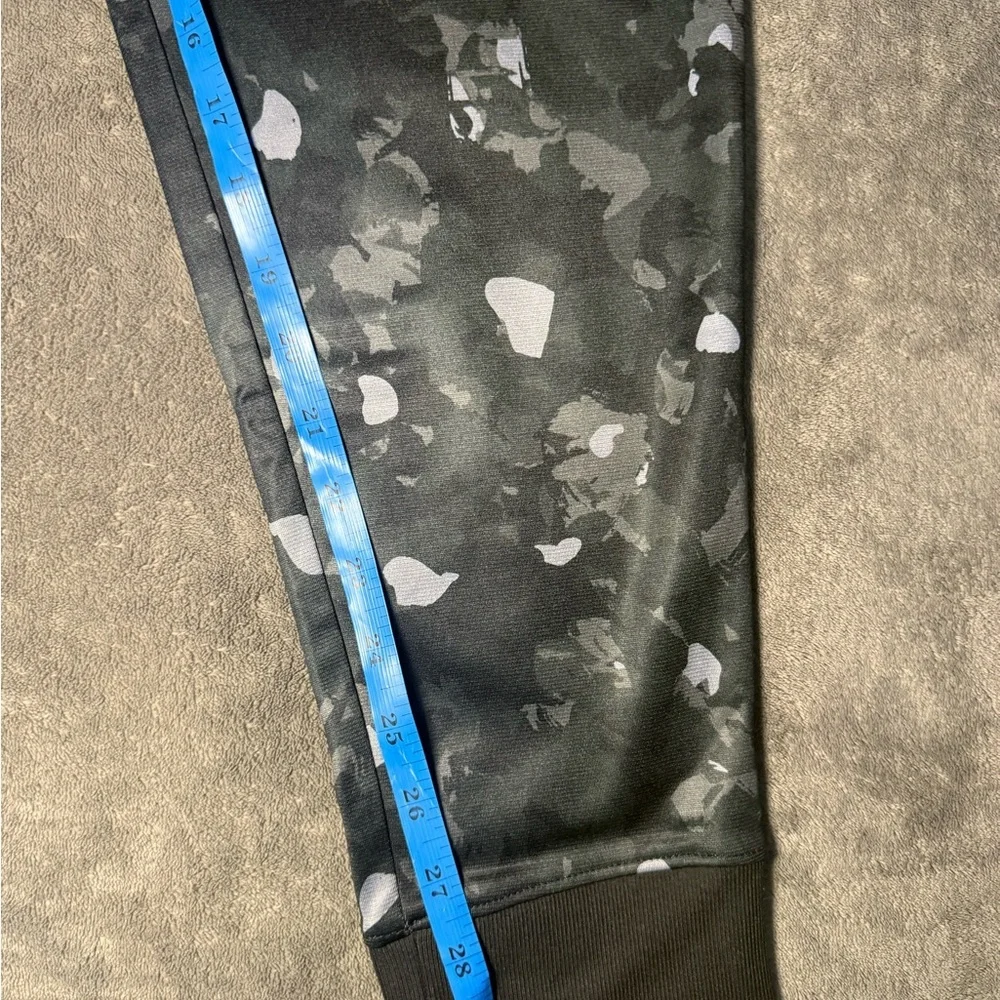 NWT Under Armour Kids XL Black and Gray Camo Joggers